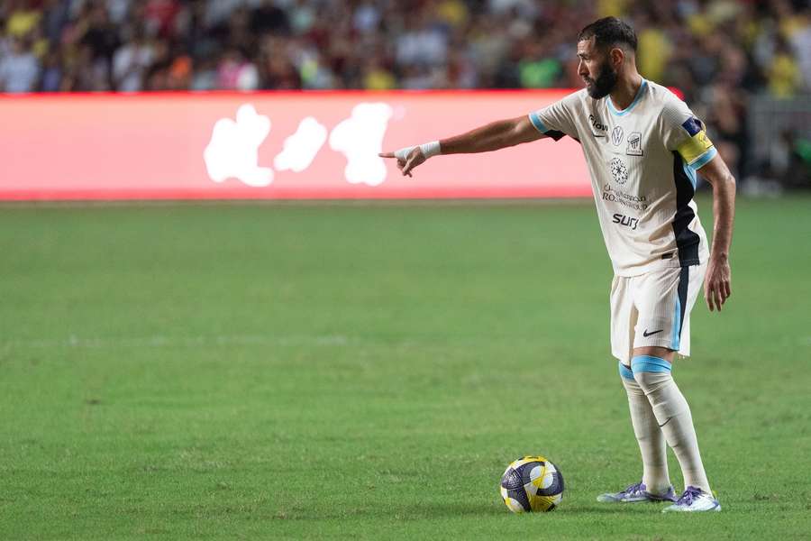 Mourinho planning sensational Benzema swoop for Benfica
