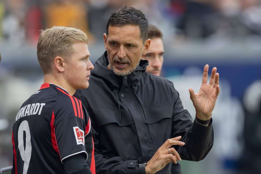 Eintracht Frankfurt coach Toppmoller touts himself for Man Utd job