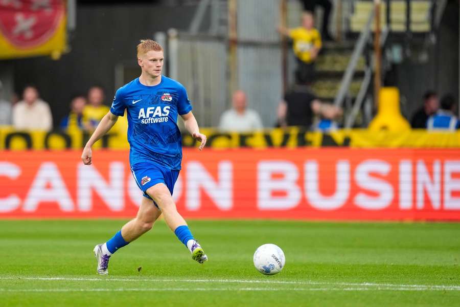 AZ defender Smit "proud" of Barcelona, Real Madrid rumours