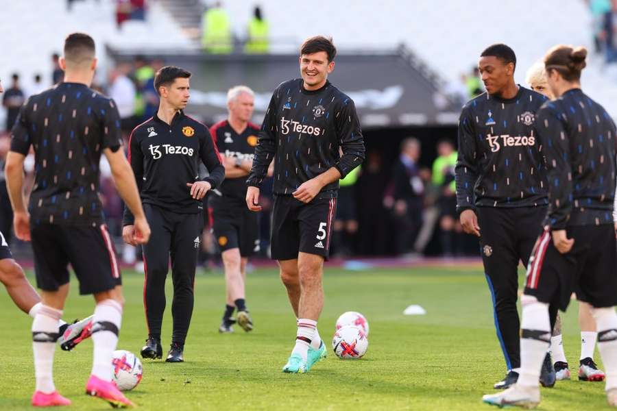 Man Utd plan new contract talks with Maguire