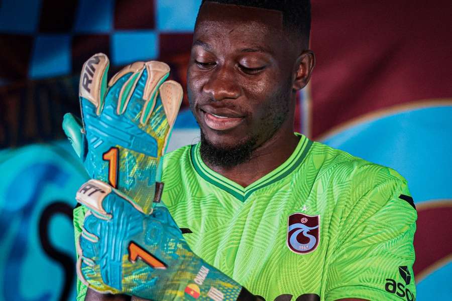 Trabzonspor fans welcome and serenade Onana as he jets into Turkey