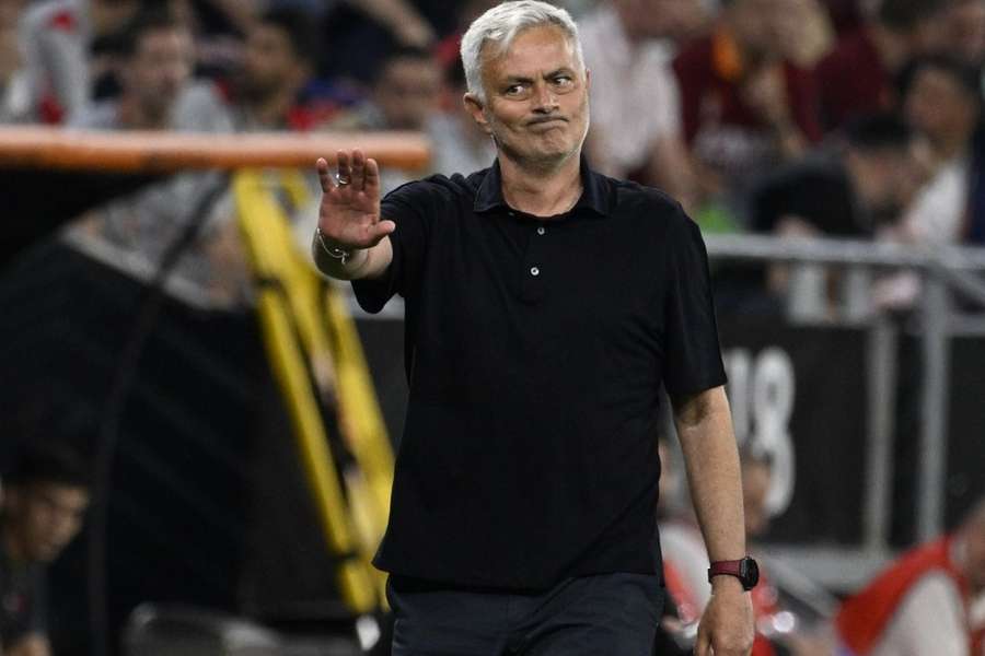 Mourinho emerges as favourite for Benfica job after Lage axe