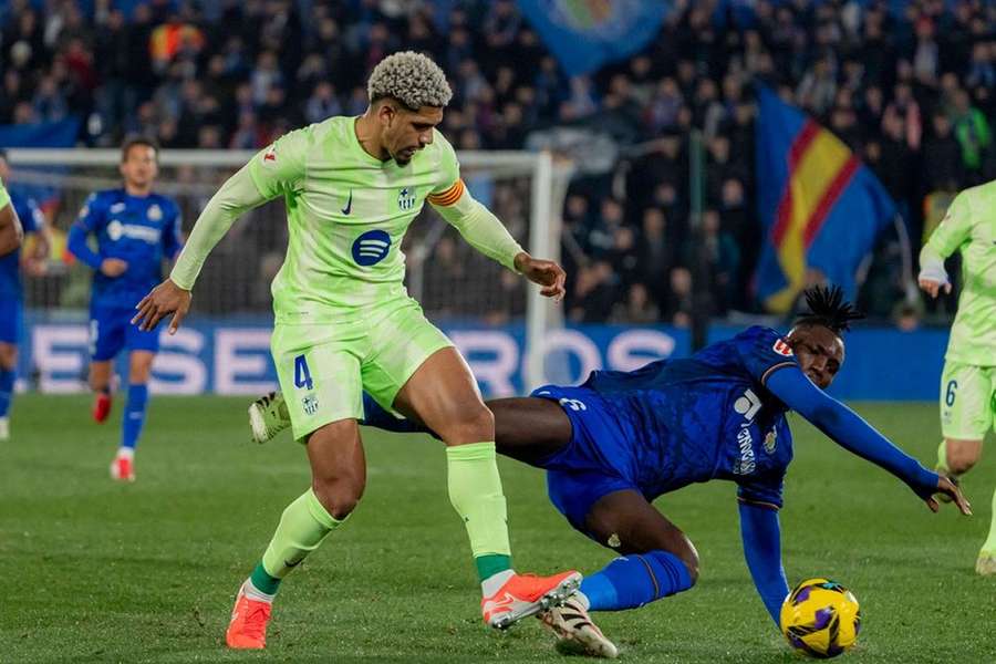 Suarez speaks with Araujo about Liverpool move