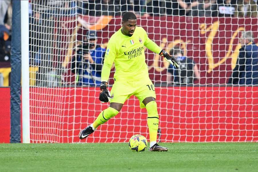 Juventus eager to keep AC Milan contract rebel Maignan in Italy