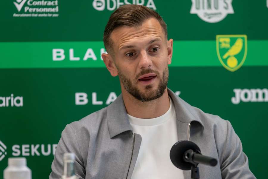 Wilshere being discussed inside Luton