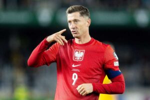 Barcelona confirm Lewandowski "has suffered a hamstring injury" and will be "sidelined"