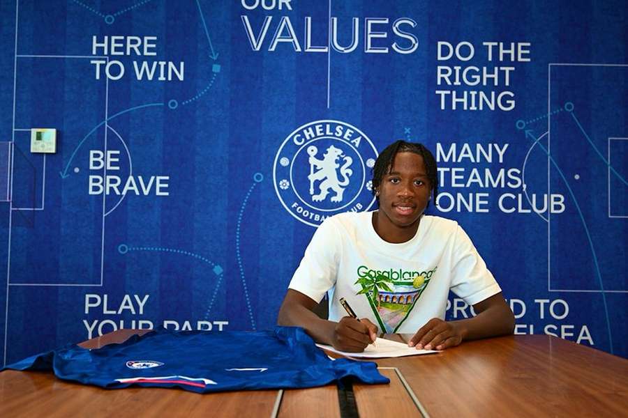 Chelsea secure Barbour to new contract