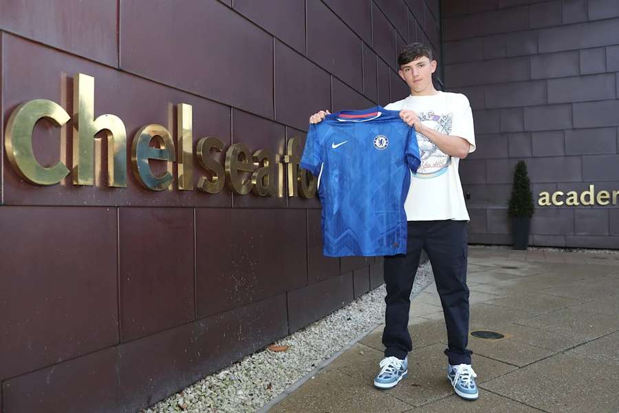 Walsh signs new contract with Chelsea