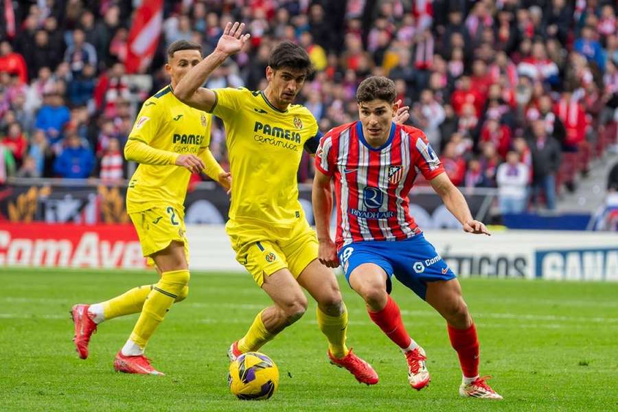 Atletico Madrid coach Simeone reacts to Alvarez Barcelona rumours