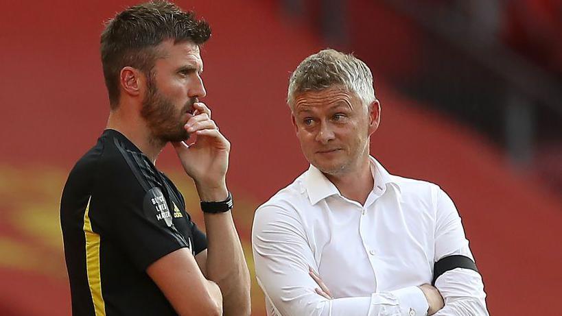 Michael Carrick and Ole Gunnar Solskjaer in conversation